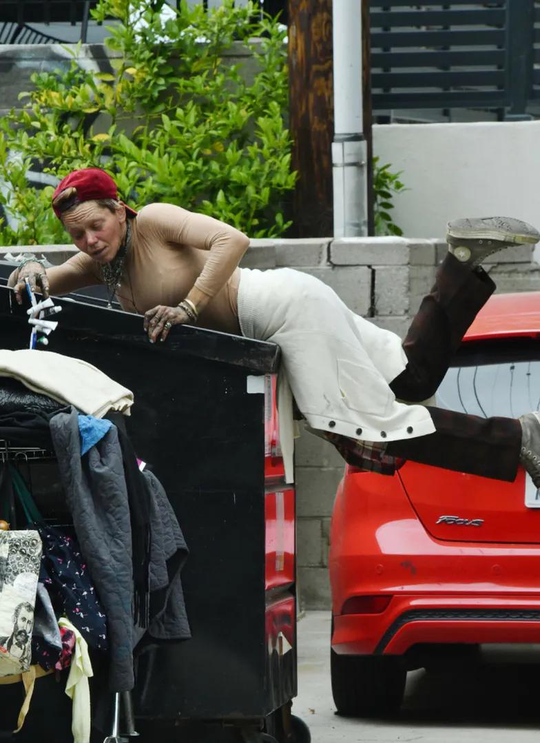 Лони Уиллисон пытается выжить на улице. Лони Уиллисон пытается выжить на улице.