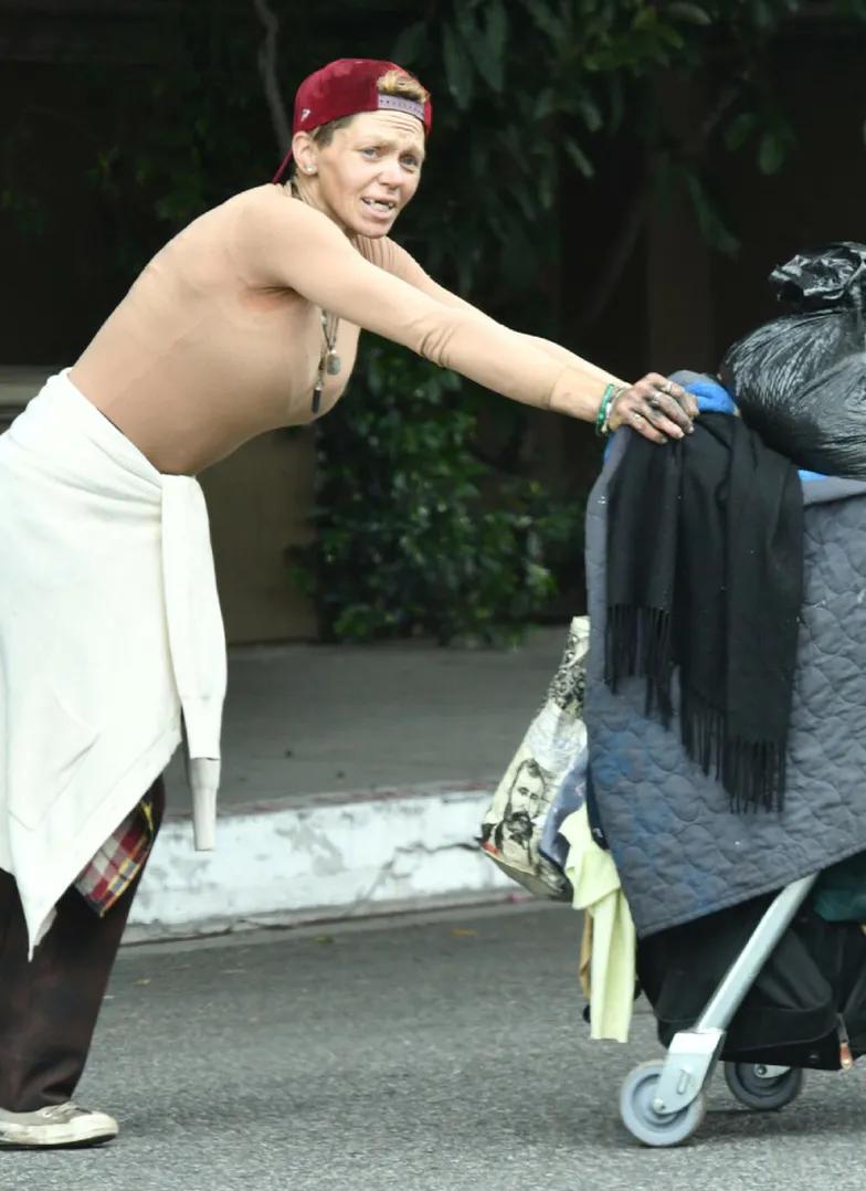 Лони Уиллисон пытается выжить на улице. Лони Уиллисон пытается выжить на улице.