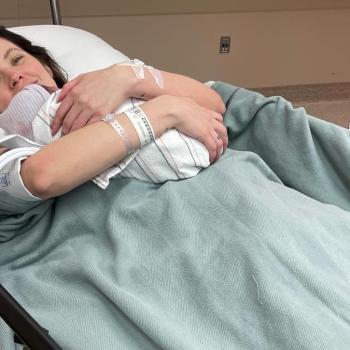 Звезда «Милые обманщицы» Эшли Бенсон публикует первые фотографии с новорожденным