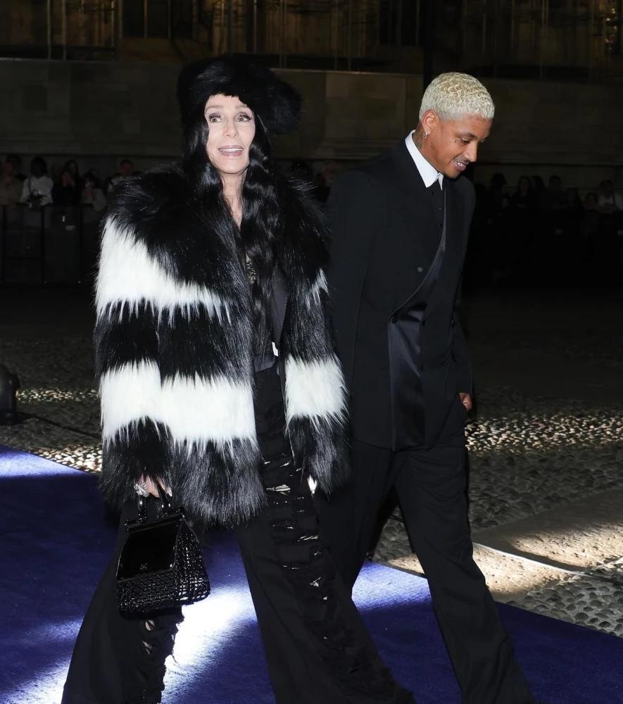 77-летняя певица Шер 77-летняя певица Шер