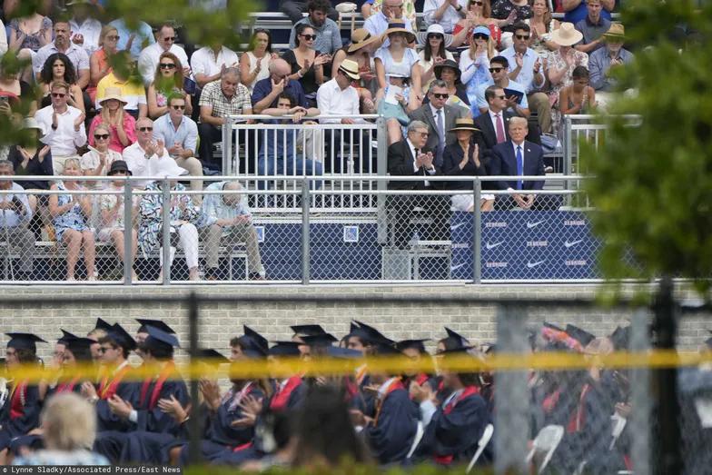 Сын Дональда и Мелании Трамп окончил среднюю школу Сын Дональда и Мелании Трамп окончил среднюю школу