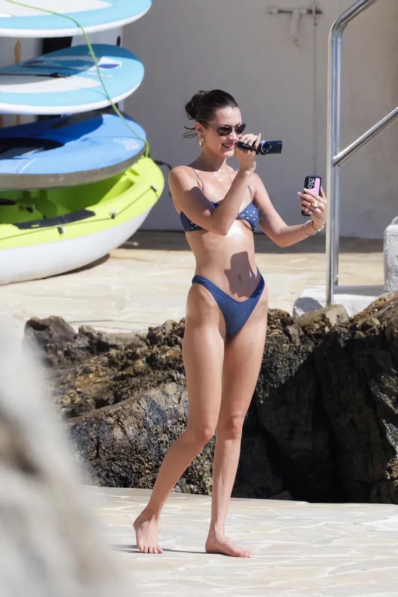 Белла Хадид резвится на Французской Ривьере Белла Хадид резвится на Французской Ривьере