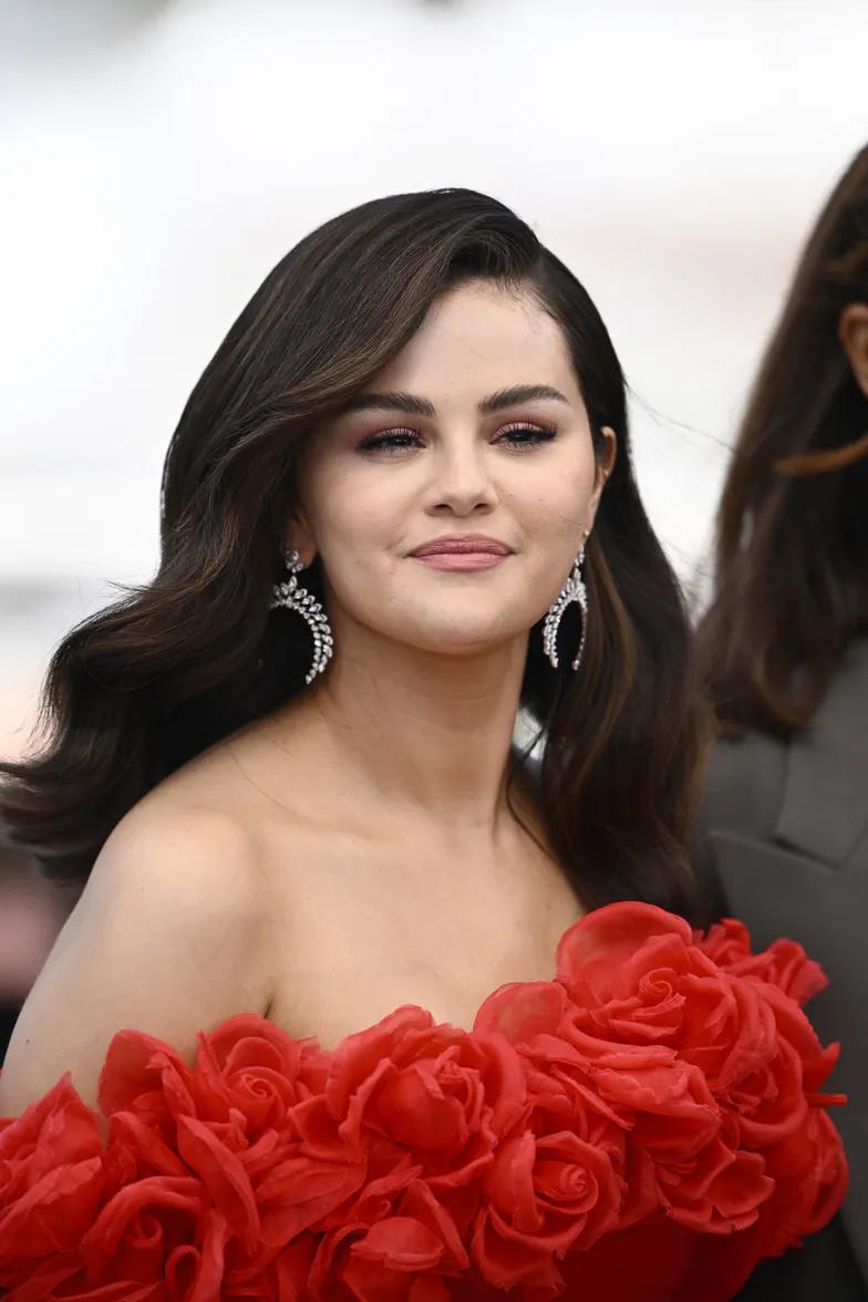 Селена Гомес появляется перед камерой в больших туфлях