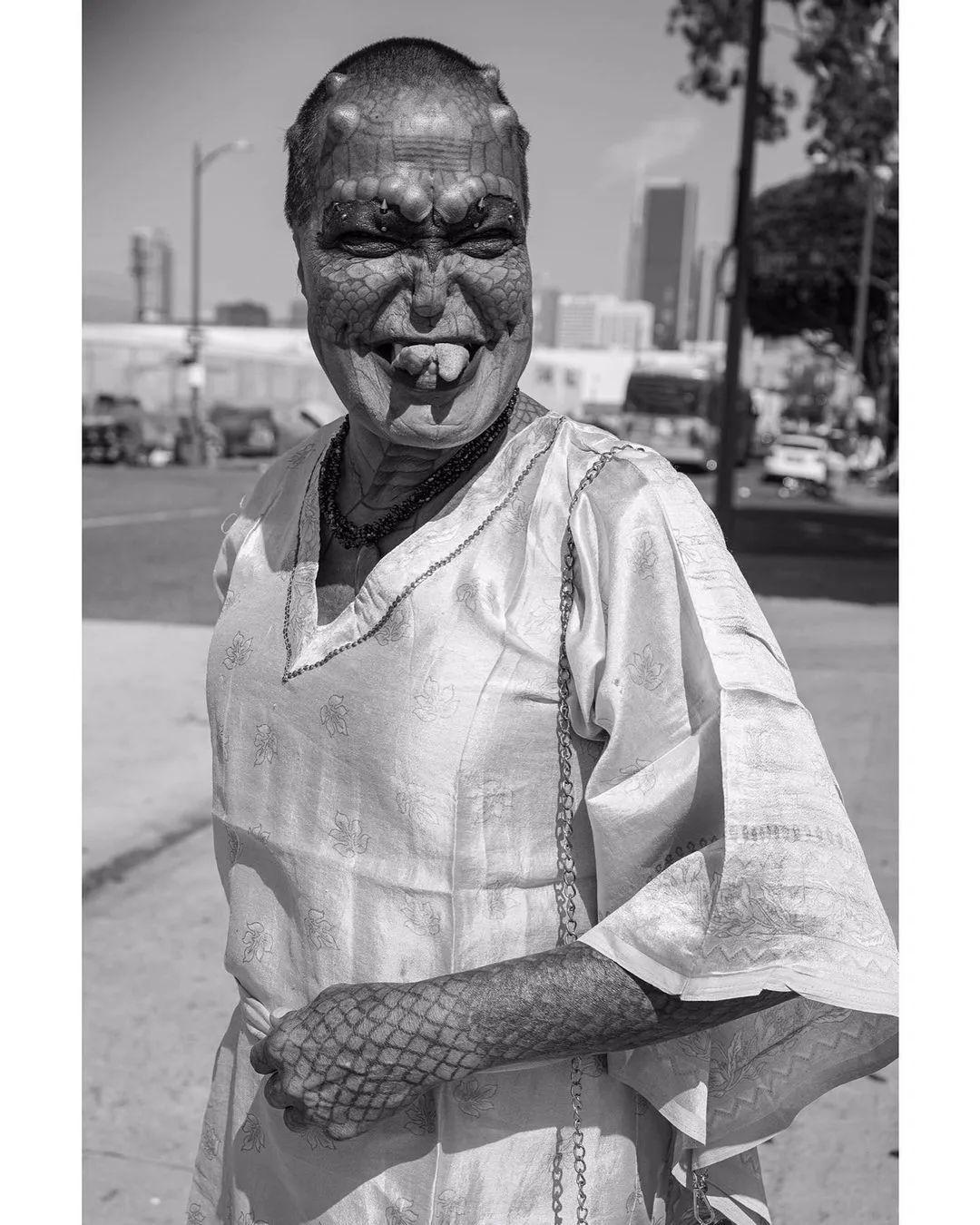 У него 18 рогов, и он напоминает дракона. Он утверждает, что у него мать-рептилия У него 18 рогов, и он напоминает дракона. Он утверждает, что у него мать-рептилия