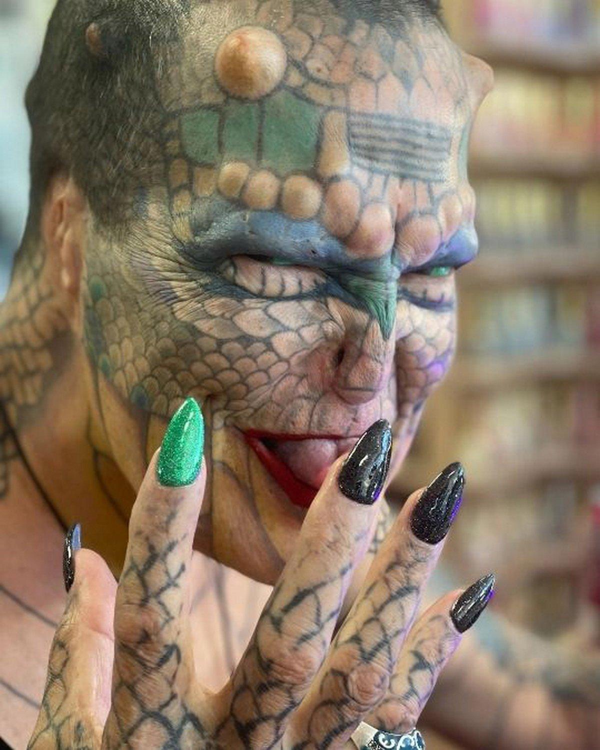 У него 18 рогов, и он напоминает дракона. Он утверждает, что у него мать-рептилия У него 18 рогов, и он напоминает дракона. Он утверждает, что у него мать-рептилия