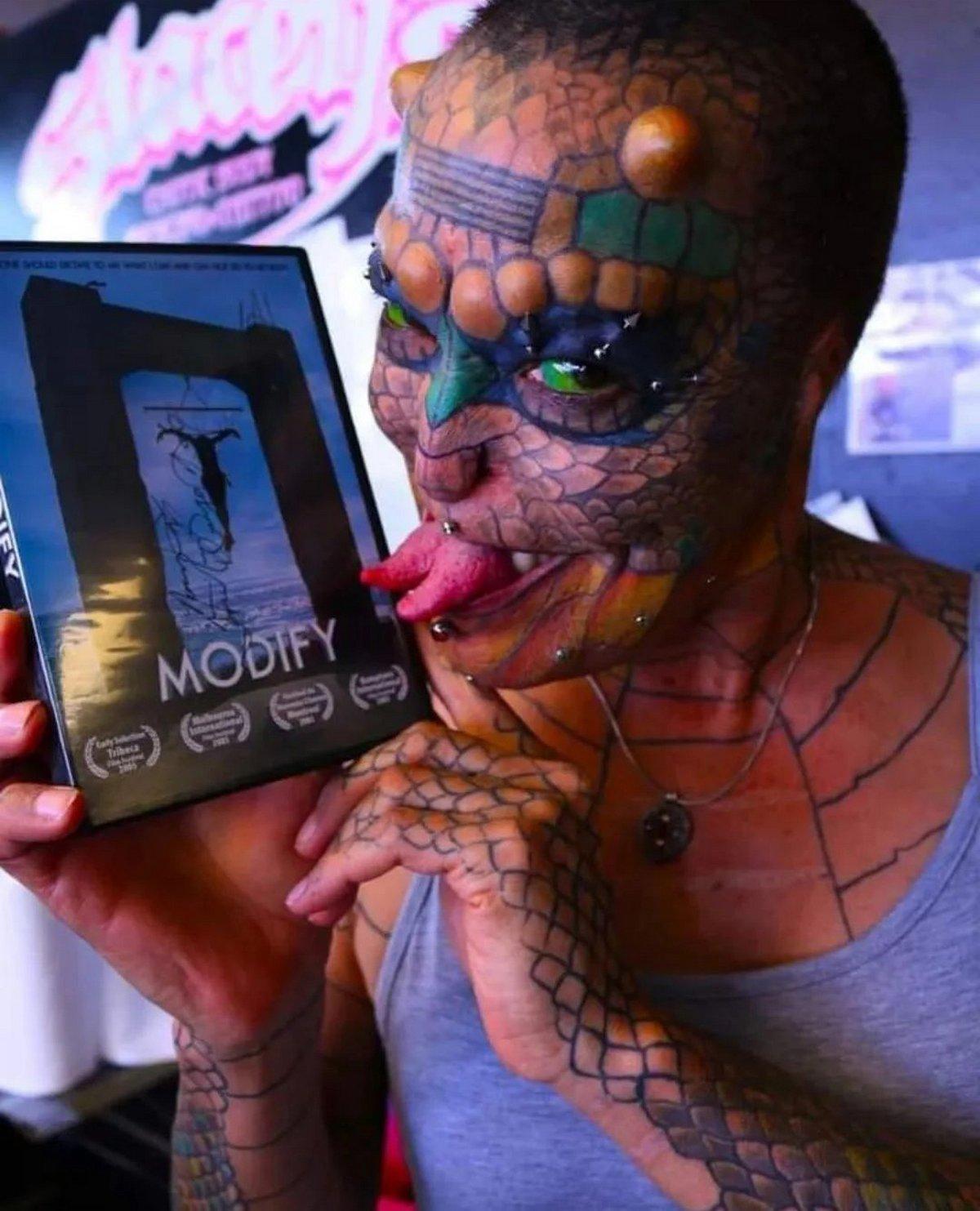 У него 18 рогов, и он напоминает дракона. Он утверждает, что у него мать-рептилия У него 18 рогов, и он напоминает дракона. Он утверждает, что у него мать-рептилия