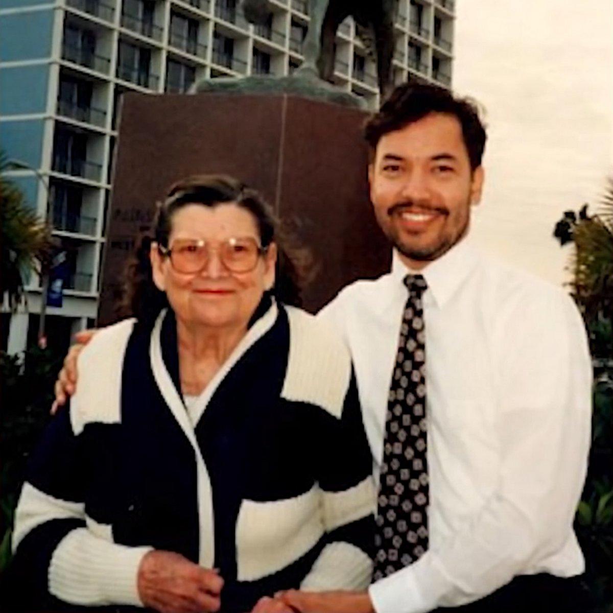 У него 18 рогов, и он напоминает дракона. Он утверждает, что у него мать-рептилия У него 18 рогов, и он напоминает дракона. Он утверждает, что у него мать-рептилия