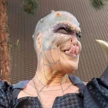 У него 18 рогов, и он напоминает дракона. «Я избавился от ушей». Он утверждает, что у него мать-рептилия. Раньше она была президентом