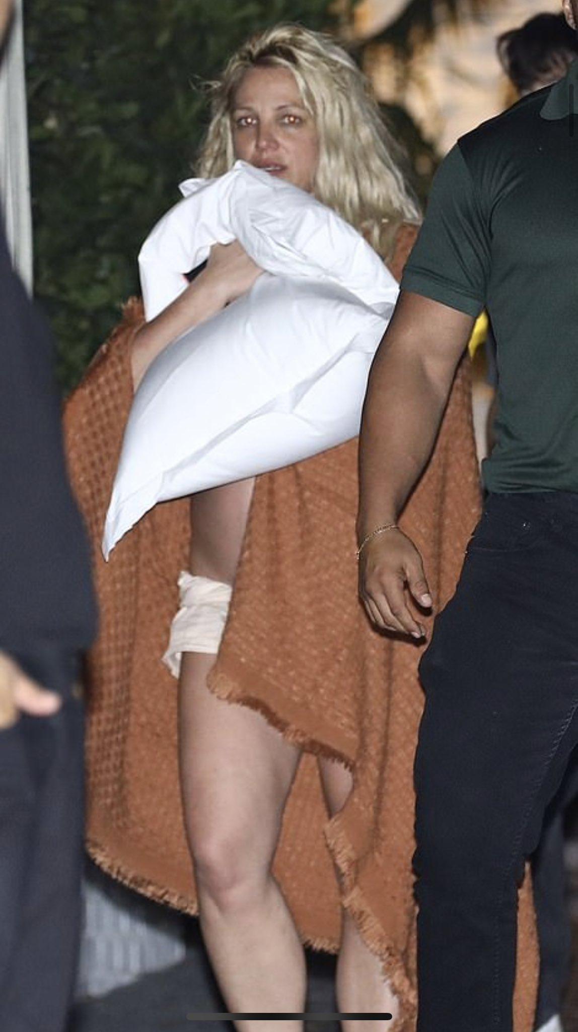 Бритни Спирс находится во всё более худшем психическом состоянии. «С ней даже общаться нельзя»