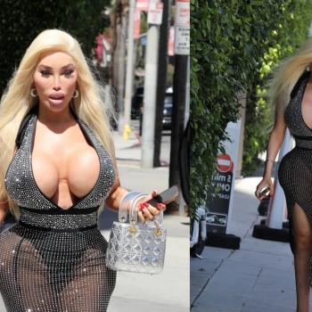 Джессика Алвес гуляет по Лос-Анджелесу в прозрачном наряде.