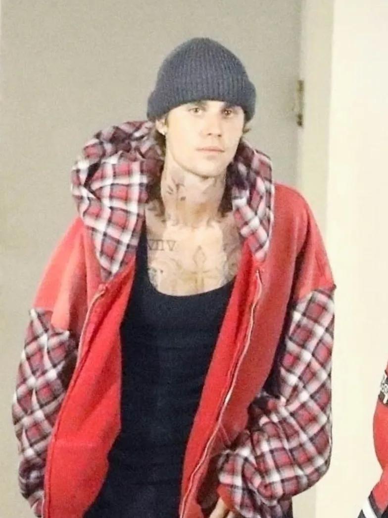 Хейли Бибер демонстрирует свою беременность