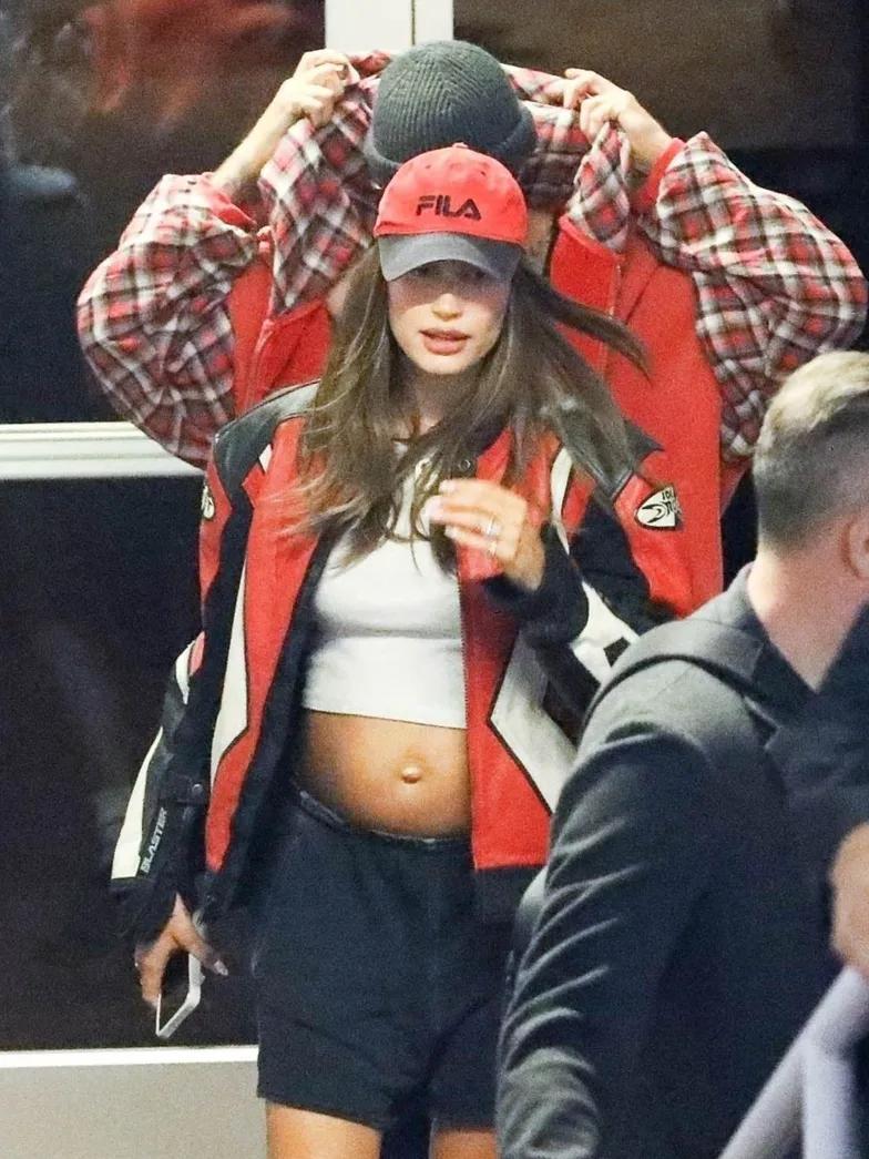 Хейли Бибер демонстрирует свою беременность