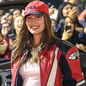 Хейли Бибер демонстрирует свою беременность на концерте Билли Айлиш