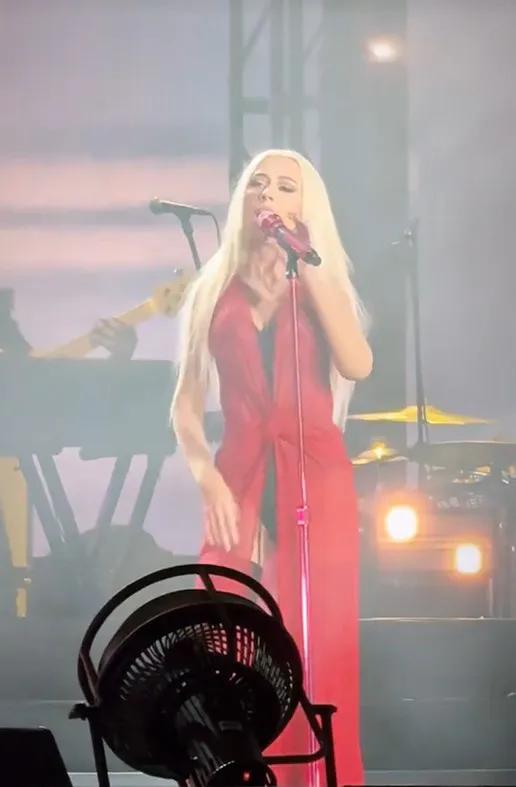 Кристина Агилера заметно похудела Кристина Агилера заметно похудела