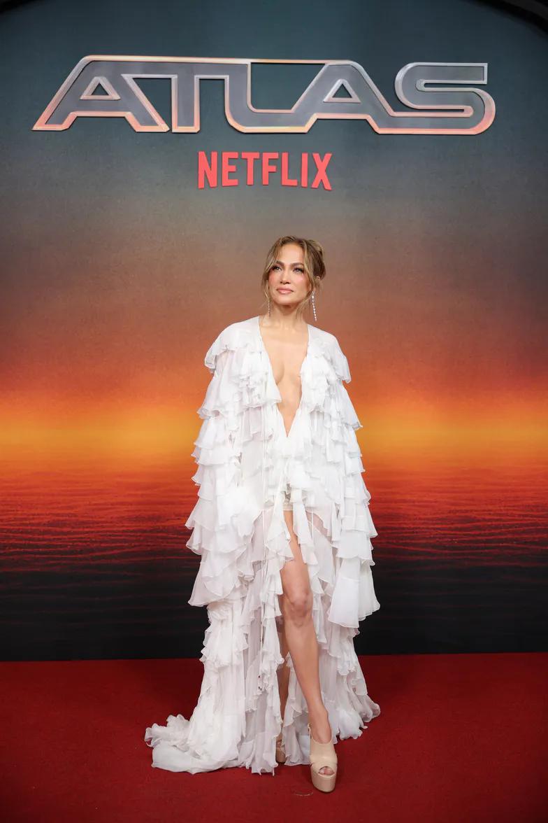 Дженнифер Лопес в драном наряде посылает мрачные улыбки фотожурналистам Дженнифер Лопес в драном наряде посылает мрачные улыбки фотожурналистам