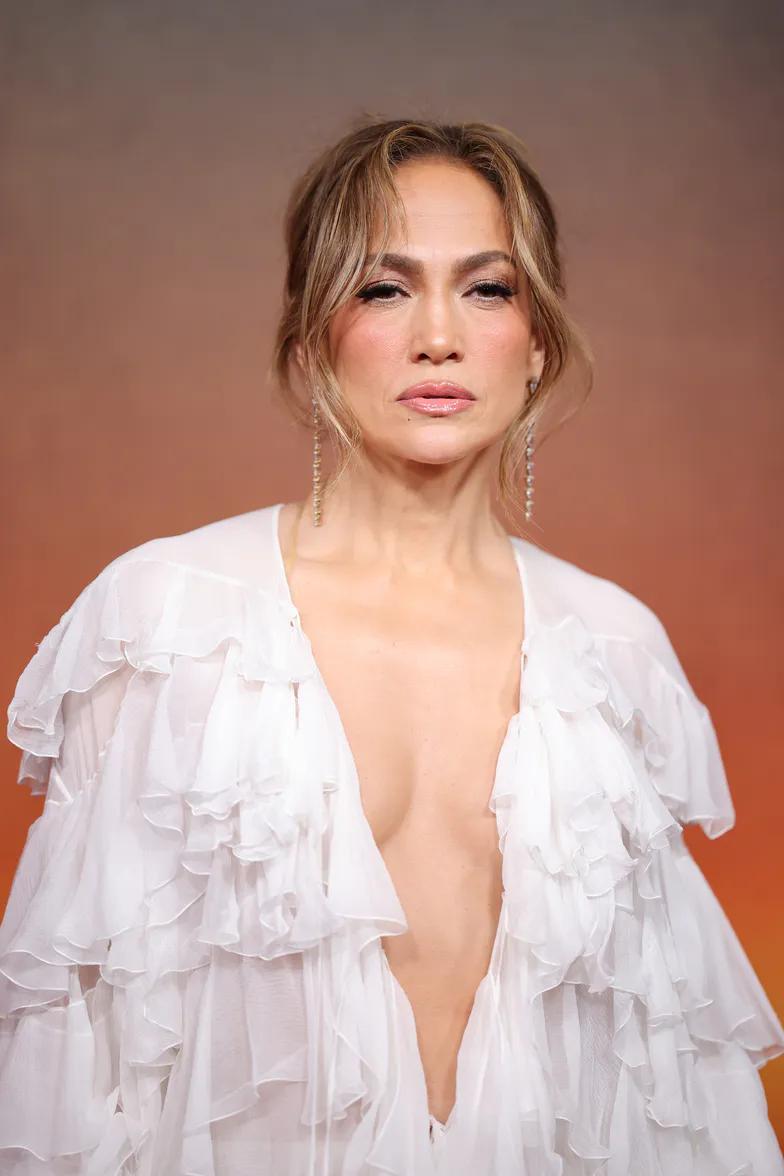 Дженнифер Лопес в драном наряде посылает мрачные улыбки фотожурналистам Дженнифер Лопес в драном наряде посылает мрачные улыбки фотожурналистам