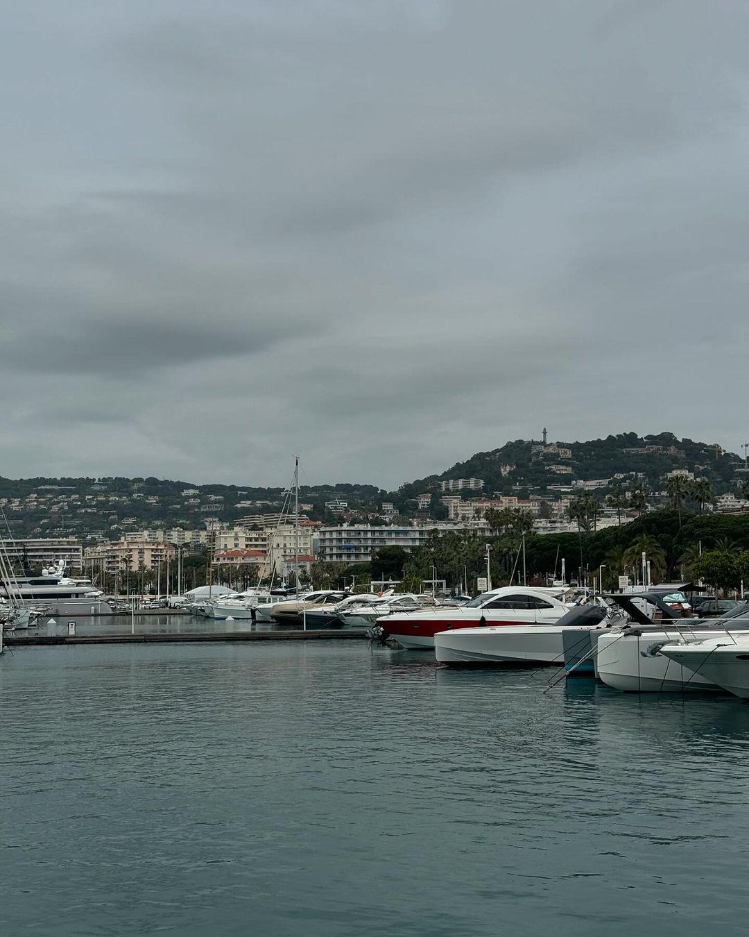 Роузи Хантингтон-Уайтли опубликовала в сети очень смелое фото.