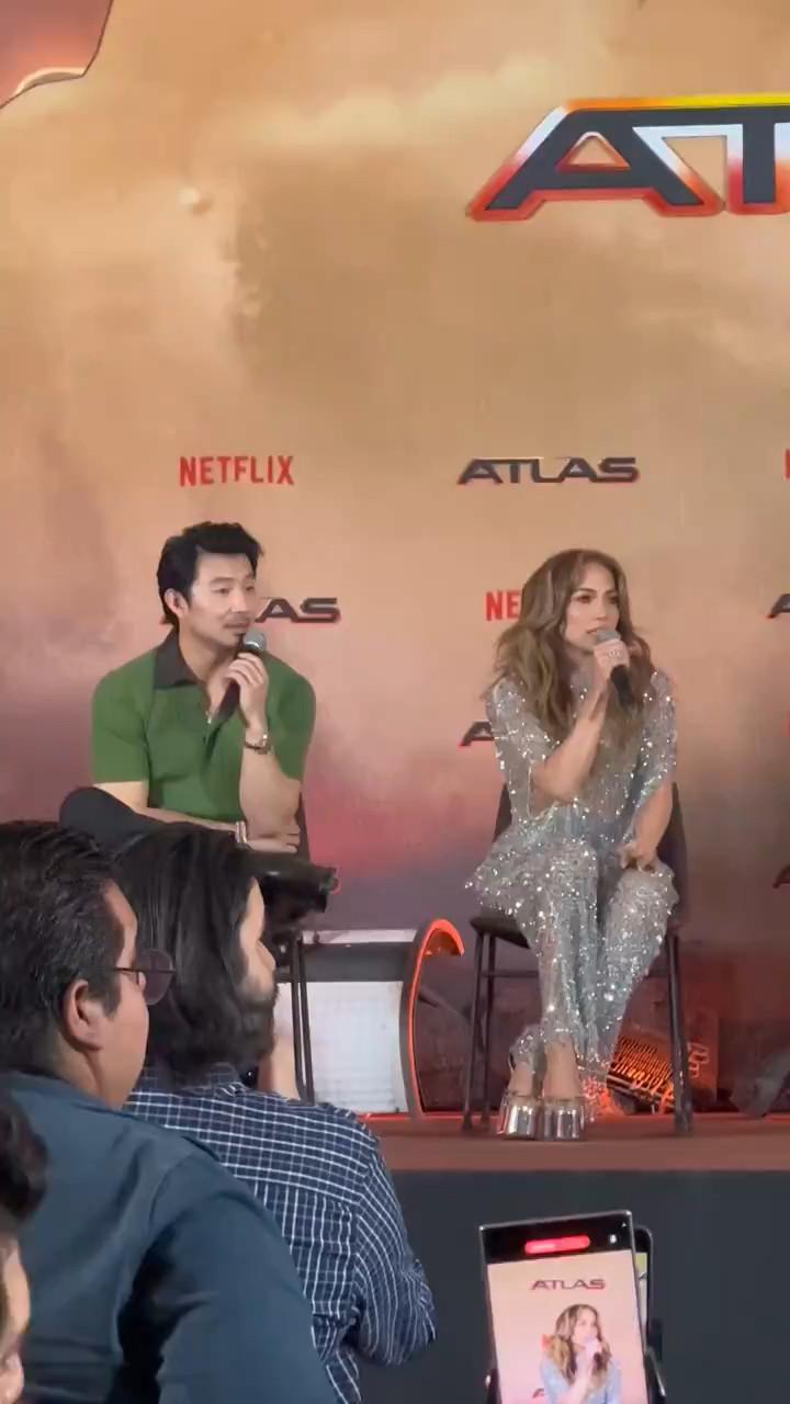 Дженнифер Лопес на премьере фильма “Атлас” в Мексике