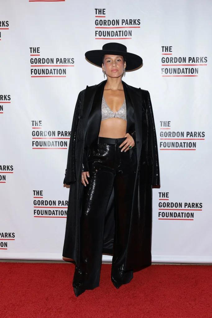 Алиша Киз в блестящем бюстгальтере на благотворительном вечере Алиша Киз в блестящем бюстгальтере на благотворительном вечере