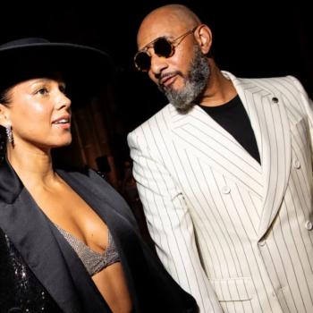 Давно потерянная Алиша Киз в блестящем бюстгальтере на благотворительном вечере