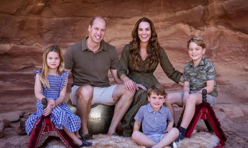 Принц Уильям и Кэтрин, герцогиня Кембриджская, со своими тремя детьми, принцем Джорджем (справа), принцессой Шарлоттой и принцем Луи в Иордании