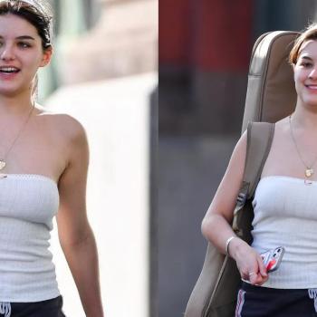 Взрослая Сури Круз путешествует по Нью-Йорку с гитарой за спиной.