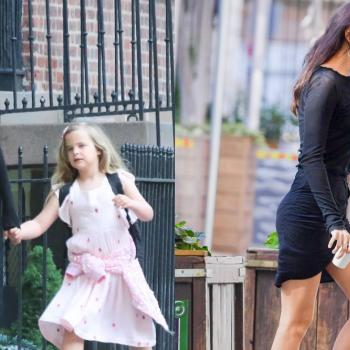 Ирина Шейк гуляет со своей 7-летней дочерью по Нью-Йорку