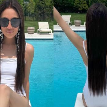 74-летняя Вера Ванг в белом купальнике развлекается у бассейна. Узнала ли она секрет вечной молодости?