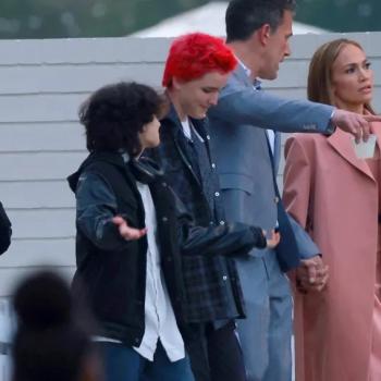 Смущенные присутствием папарацци, Дженнифер Лопес и Бен Аффлек держатся за руки, идя в школу со своими детьми