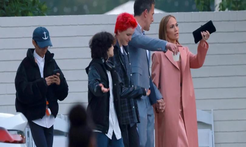 Бен Аффлек и Джей Ло держатся за руки.