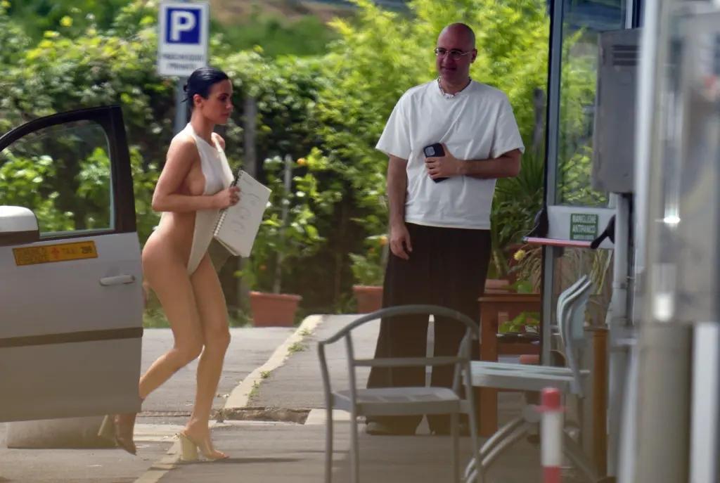 Бьянка Цензори в крошечном купальнике в Прато, Италия.