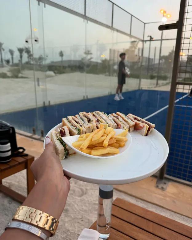 Джорджина Родригес ест картошку фри на отдыхе. Она испачкала бриллианты кетчупом