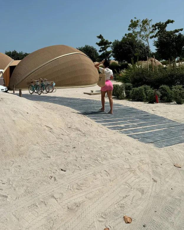 Джорджина Родригес ест картошку фри на отдыхе. Она испачкала бриллианты кетчупом