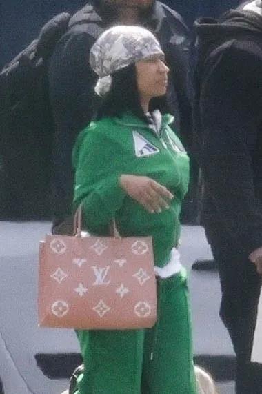 Ники Минаж без макияжа направляется к частному самолету.