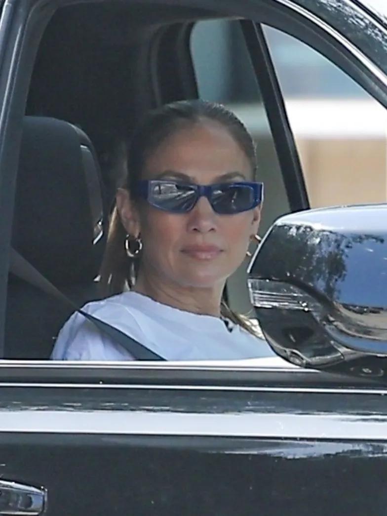 Грустную Дженнифер Лопес заметили фотожурналисты