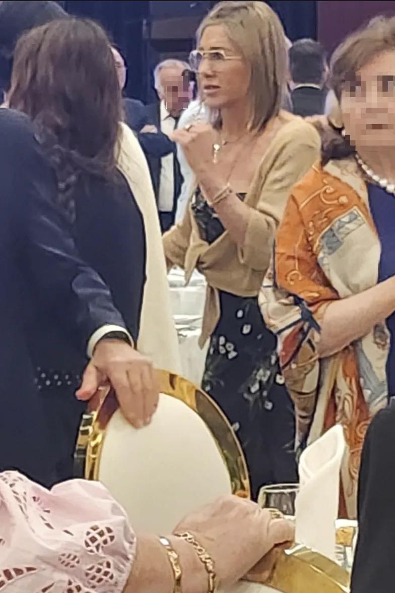 Дженнифер Энистон с низкой стрижкой мчится на похороны Дженнифер Энистон с низкой стрижкой мчится на похороны