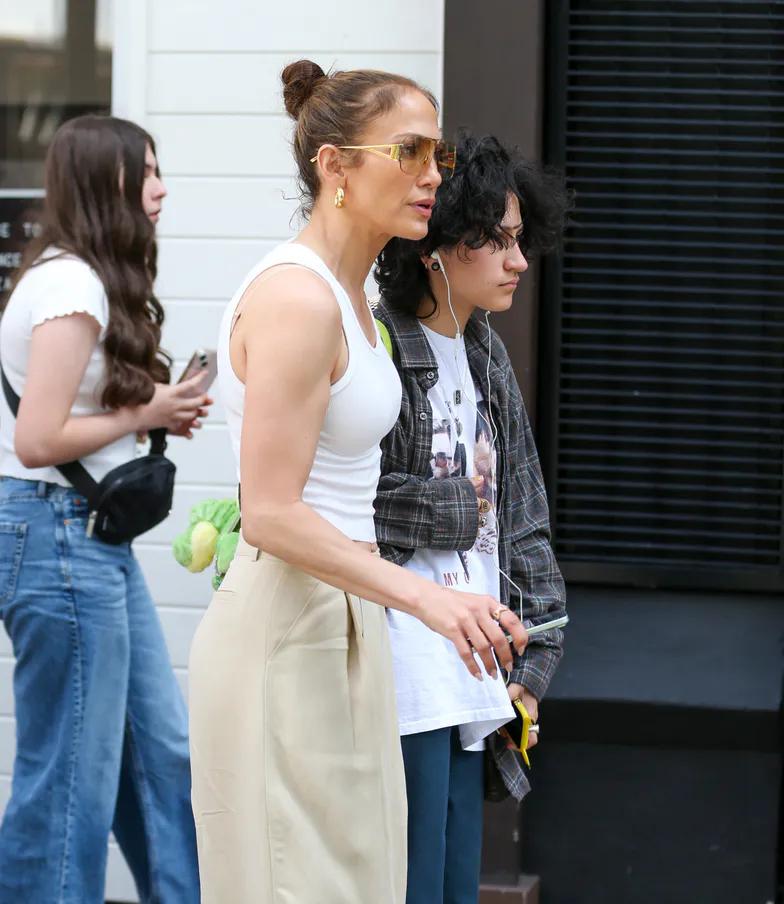 Разъяренная Дженнифер Лопес умоляет фотографов успокоиться