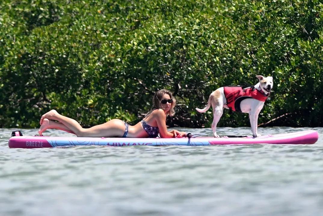 Сидни Суини плескается на своей новой вилле во Флориде