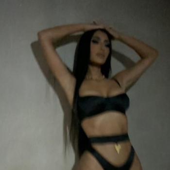 Ким Кардашьян позирует в бикини, демонстрируя свое фигуристое тело. Поклонники похвалили: “Богиню”