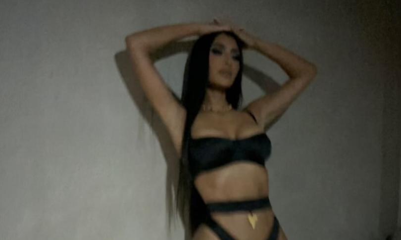 Ким Кардашьян позирует в бикини