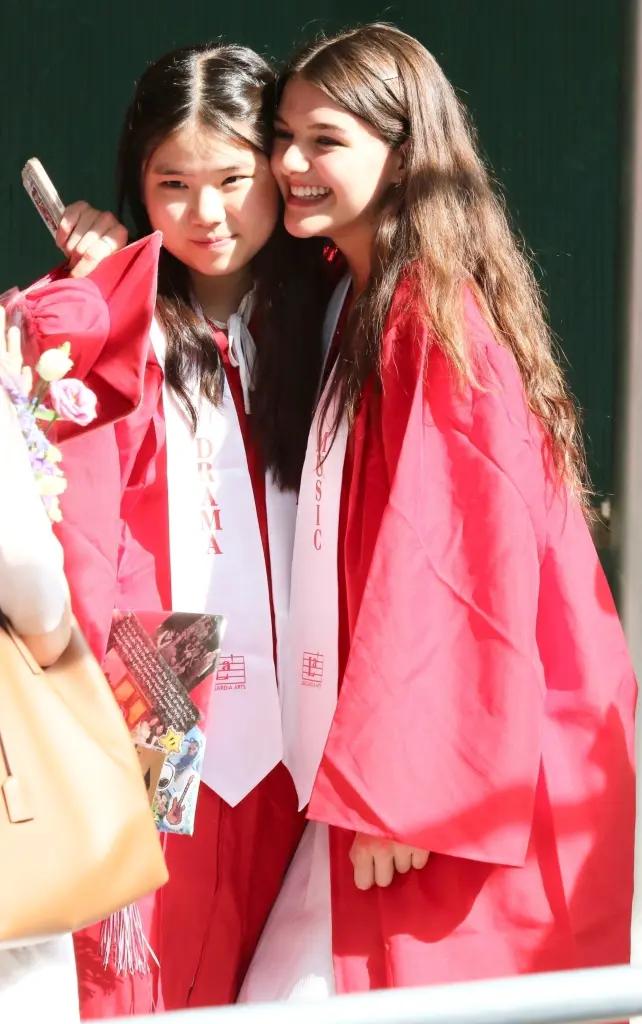 Сури Круз окончила среднюю школу. Том Крузи не пришел на церемонию