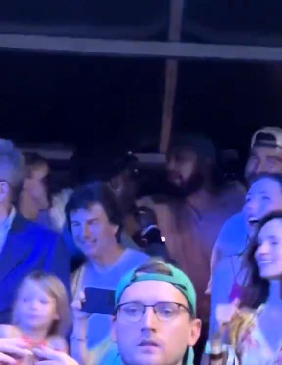 Сури Круз окончила среднюю школу. Том Крузи не пришел на церемонию