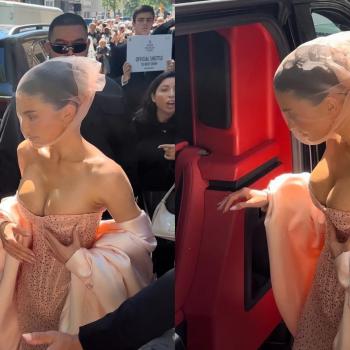 Кайли Дженнер и ее сжатая грудь покоряют Париж