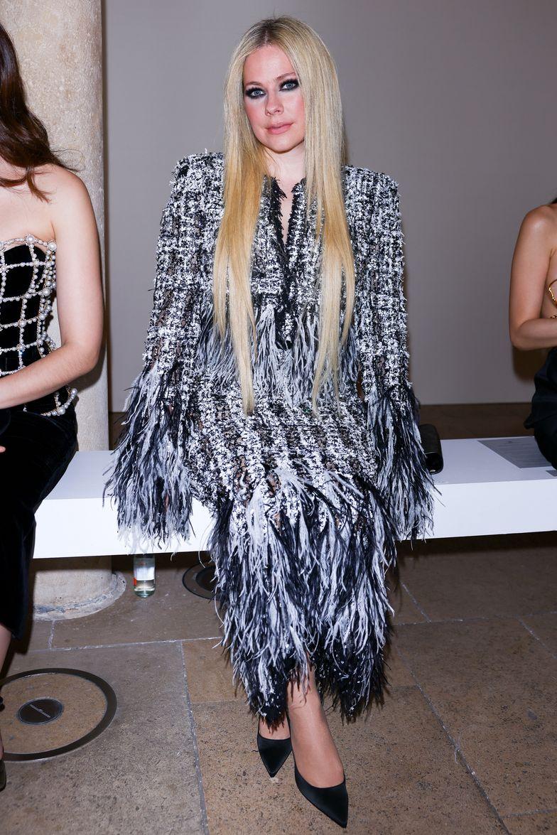 Давно потерянная Аврил Лавин в перьях выглядит шикарно в Париже