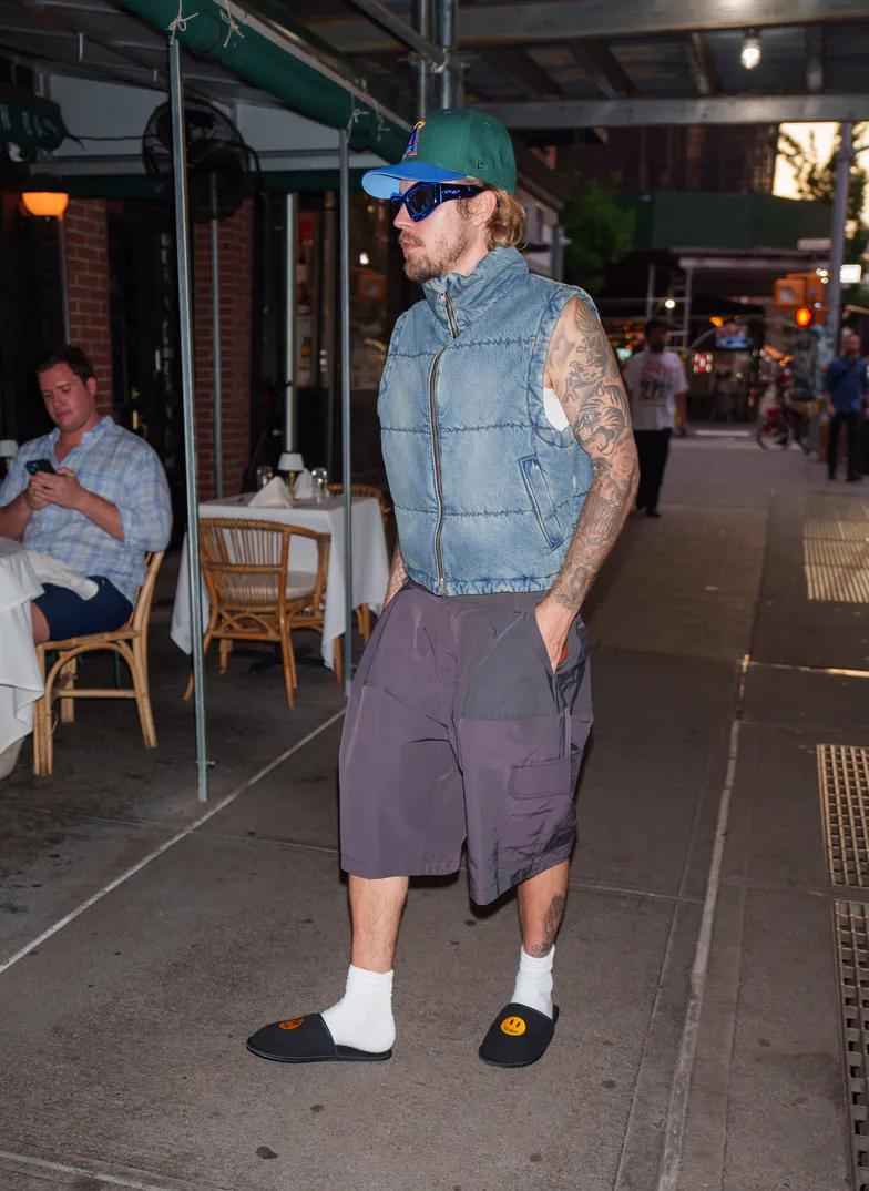 Элегантная Хейли Бибер держится за беременный живот по дороге в ресторан