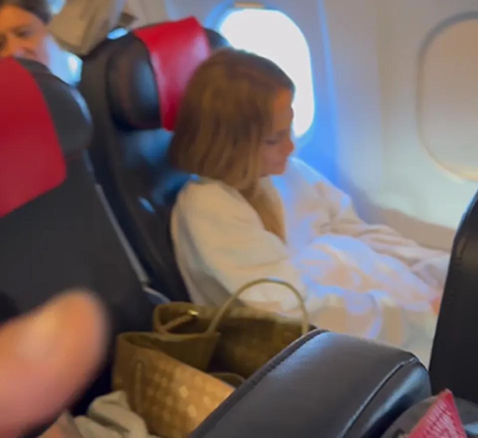 Дженнифер Лопес «поймали» в самолете эконом класса Дженнифер Лопес «поймали» в самолете эконом класса