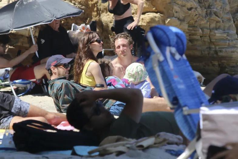 Дакота Джонсон в желтом бикини на пляже в Малибу