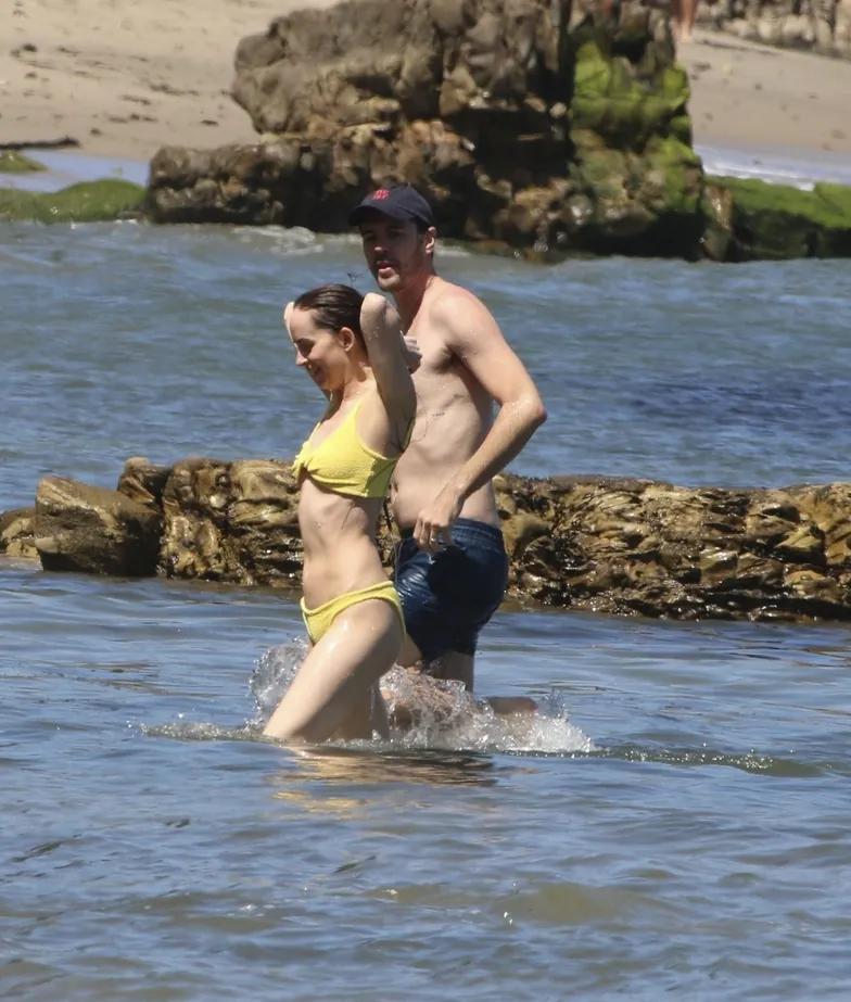 Дакота Джонсон в желтом бикини на пляже в Малибу