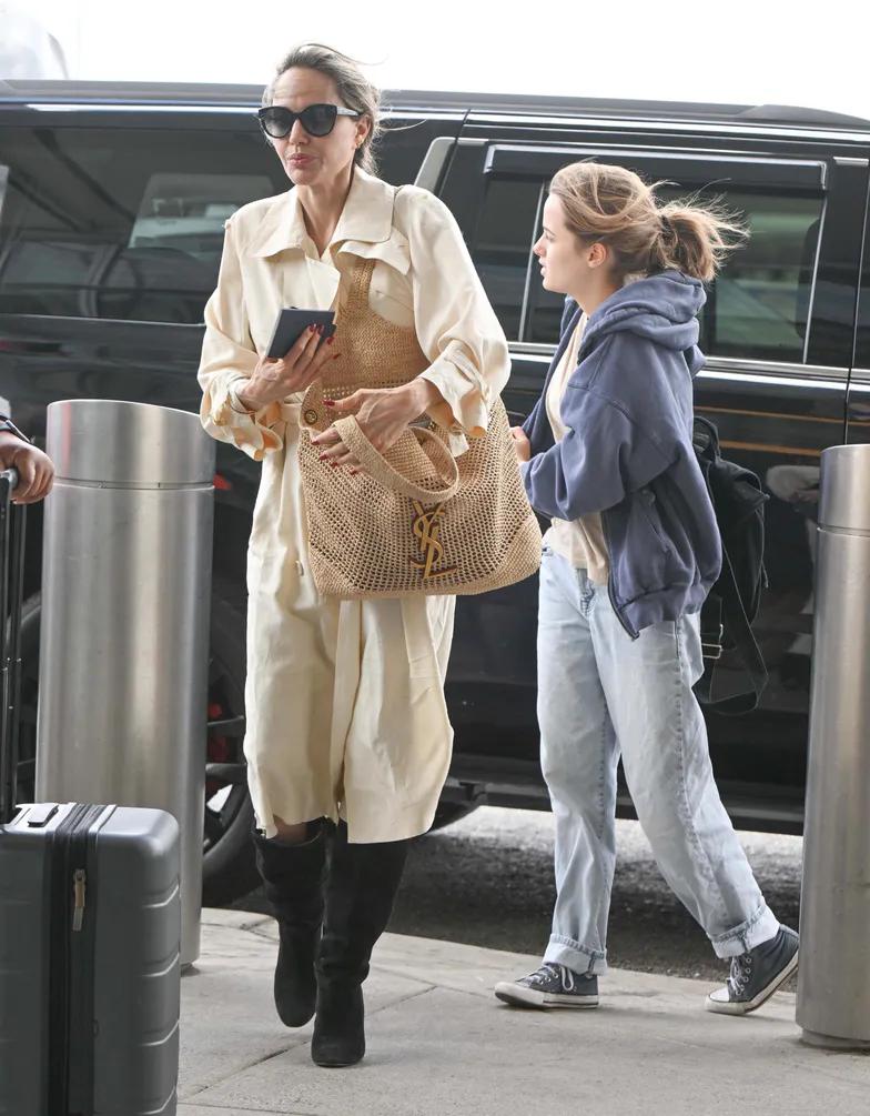 Анджелина Джоли “застали” с младшей дочерью в аэропорту