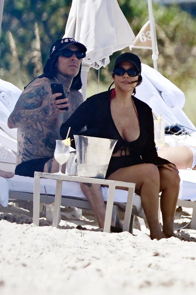 Кортни Кардашьян на пляже